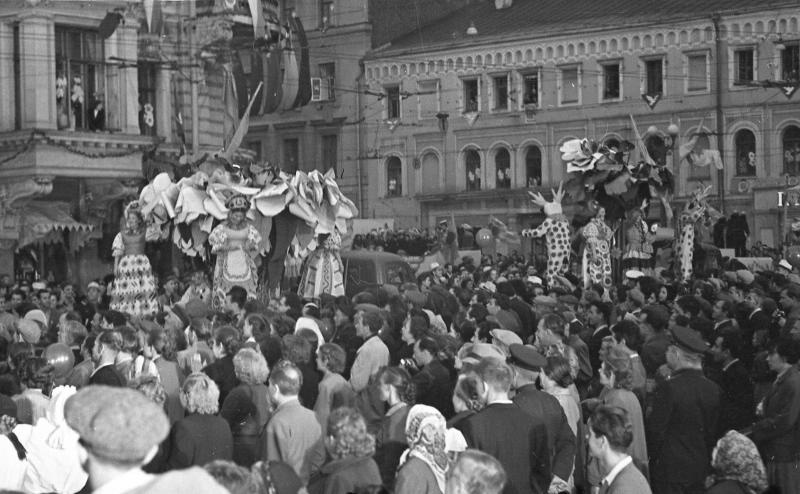 VI Всемирный фестиваль молодежи и студентов. Театрализованное шествие, 28 июля 1957 - 11 августа 1957, г. Москва. Ныне Триумфальная площадь.
