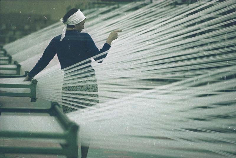 Работница в цехе завода, 1967 год, Волгоградская обл., г. Волжский. Из серии «Волжский завод синтетического волокна».Видео «Труд» с этой фотографией.&nbsp;