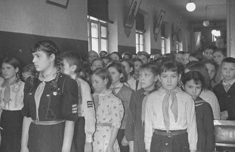 Школьное собрание, 1942 год, г. Москва