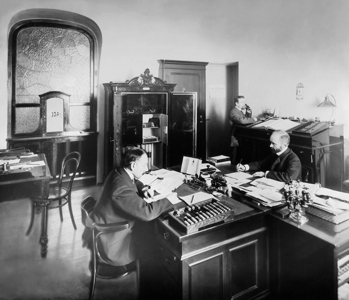 Служащие кассы за работой, 1 января 1900 - 31 января 1909, г. Санкт-Петербург. Выставка «Петербург Достоевского» с этим снимком.&nbsp;