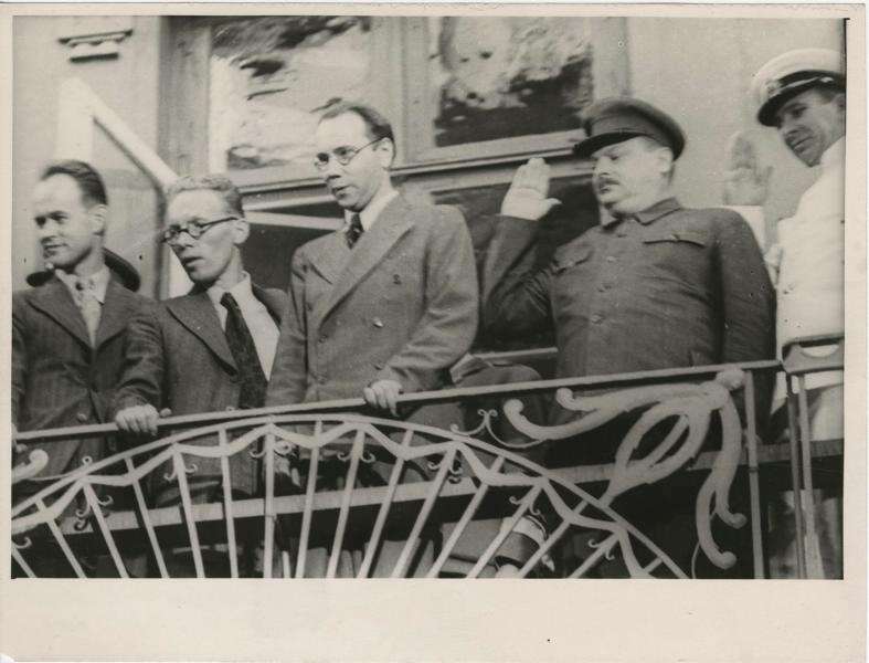 Андрей Жданов на балконе, 1930-е