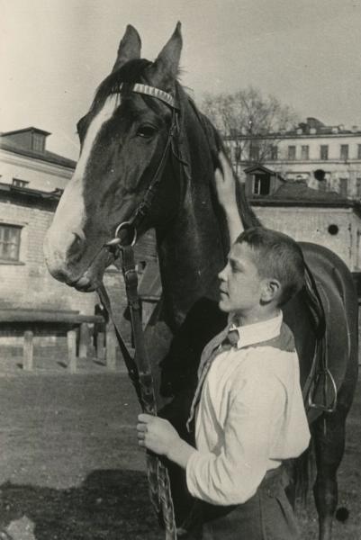 Юный наездник Коля Слезкин, 1938 год, г. Москва. Конно-спортивная база.