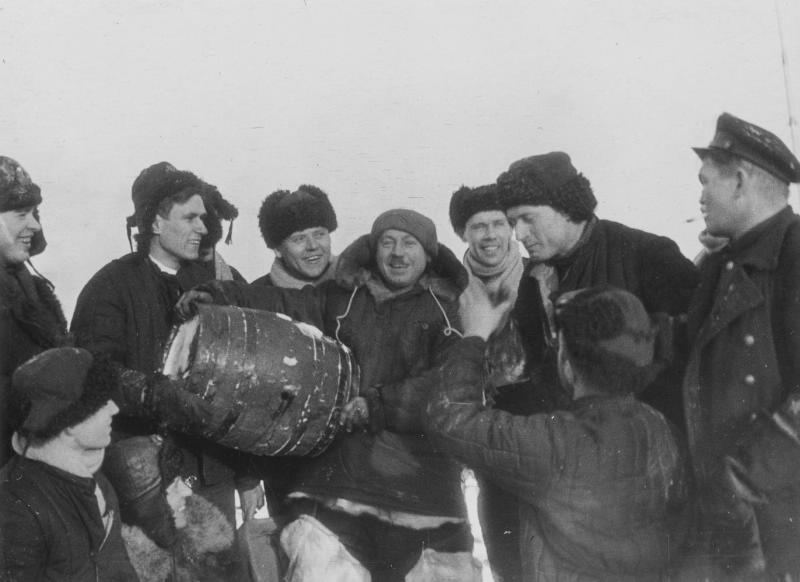 Иван Папанин (в центре) с участниками экспедиции, 6 июня 1937 - 19 февраля 1938, Северный полюс. Высадка экспедиции на лед была выполнена 21 мая 1937 года. Официальное открытие дрейфующей станции «Северный полюс-1» состоялось 6 июня 1937 года. Через 9 месяцев дрейфа (274 дня) на юг станция была вынесена в Гренландское море, льдина проплыла более 2000 км. Ледокольные пароходы «Таймыр» и «Мурман» сняли полярников 19 февраля 1938 года.