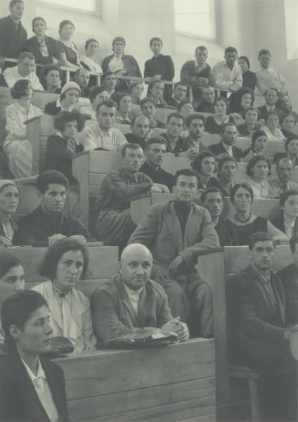 Студенты медицинского факультета, 1930 - 1932, Грузинская ССР, г. Тифлис. Выставка «"Несокрушимая Мэгги" в СССР» с этой фотографией.