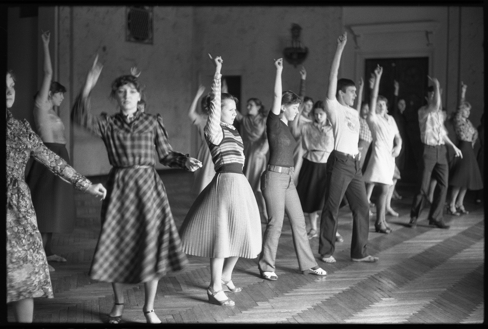 Обучение массовым танцам, 18 апреля 1983, г. Новокузнецк, Дворец алюминщиков. Выставка «Танцуют все!» с этой фотографией.