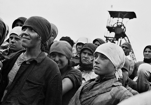 «По призыву комсомола – на шахту!» Работницы на шахте «Горловка», 1930 год, Украинская ССР, г. Сталино
