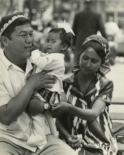 С ребенком, 1966 - 1972, Узбекская ССР. Выставка «Жемчужина в оправе скал» с этой фотографией.
