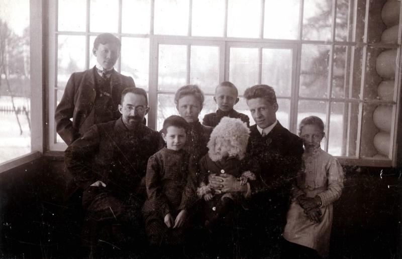 Семейный портрет на террасе, 1910-е, Московская губ., Кусково