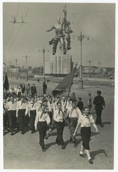 Пионеры Ростокинского района Москвы идут на сбор, 1943 год, г. Москва