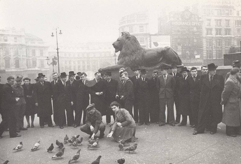 Футболисты «Динамо» на Трафальгарской площади в Лондоне, 1945 год, Великобритания, Англия, г. Лондон. Репортаж Ивана Шагина из Лондона.Выставка «Фотограф Иван Шагин» с этой фотографией.