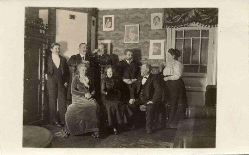 Портрет семьи в интерьере комнаты, 1913 год