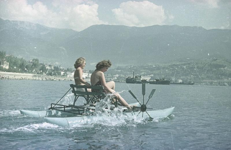 Фото Две девушки на водяном велосипеде, 1960 год, Крымский п-ов, г