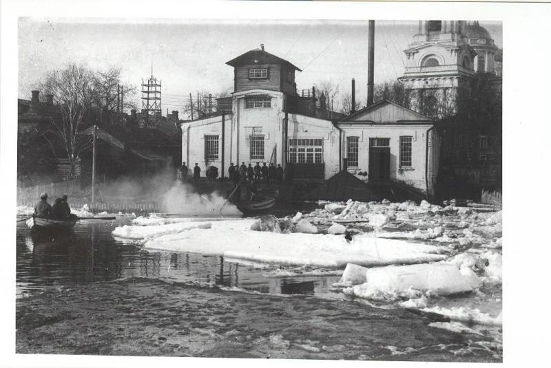 Ледоход, 1930-е, Калининская обл., г. Кимры. До 14 января 1929 года город Кимры входил в состав Тверской губернии; с 14 января 1929 года по 3 июня 1929 года – в состав Центрально-Промышленной области; с 3 июня 1929 года – в состав Московской области, с 29 января 1935 года – в состав Калининской (ныне Тверской) области.