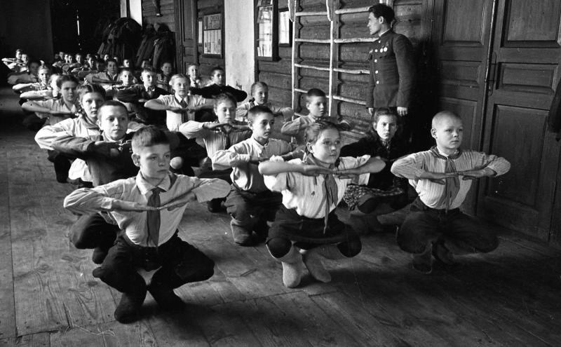 Зарядка в школе, 1949 год, Тамбовская обл., Моршанский р-н, с. Ивенье. Выставка «В школу!» с этой фотографией.