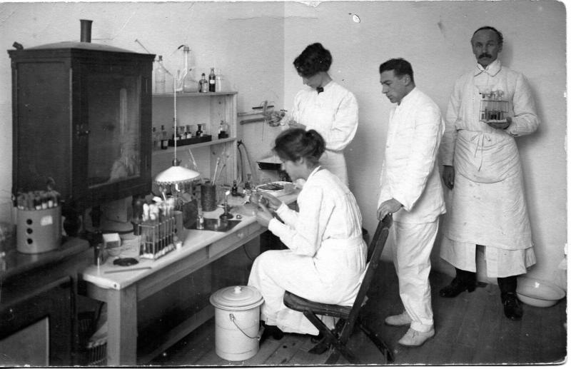 В лаборатории, 1914 - 1915