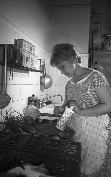 Композитор Александра Пахмутова на кухне, 1957 год, г. Москва