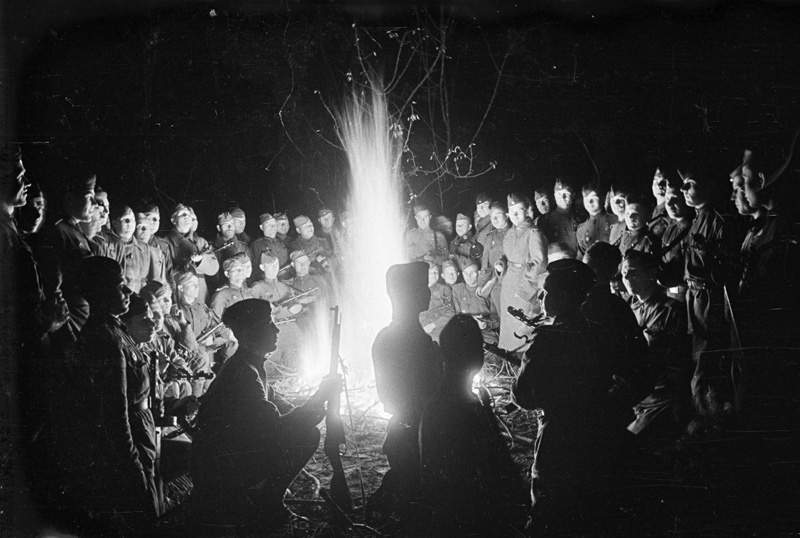Фото "Беседа у костра по возвращению в бригаду", 1943 год - История ...
