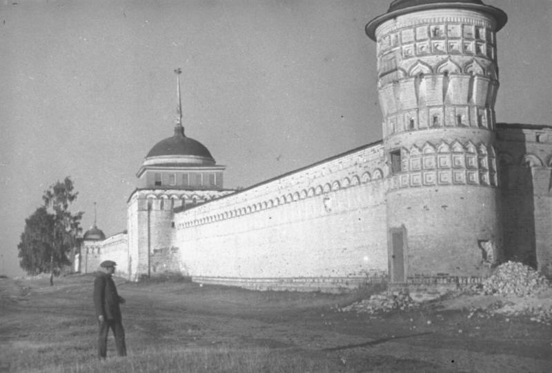 Троицкий Макарьев монастырь, 1920-е, Тверская губ., г. Калязин. Монастырь XVI–XVII вв., затопленный при создании Угличского водохранилища в 1940 году.
