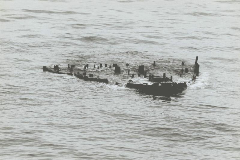 Остатки затонувшей в 1943 самоходной баржи, 1978 год, г. Новороссийск