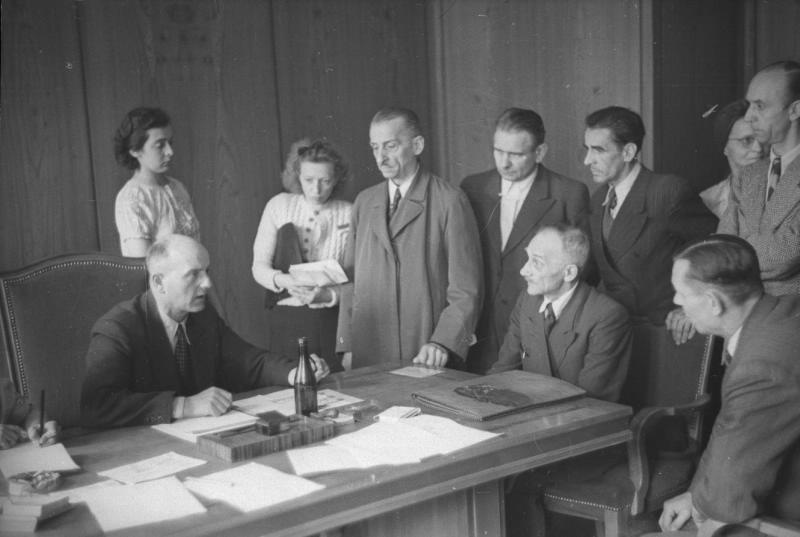 Гражданское население на приеме у бургомистра Берлина, 1945 год, Германия, г. Берлин