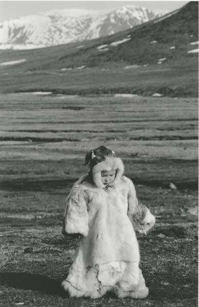 Ребенок в национальной одежде эскимосов. Бухта Провидения, 1992 год, Чукотский АО