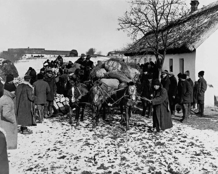 Выселение кулака с семьей, 1930 год, Одесская обл., с. Мальчевицы. Выставки: «Теперь мы заживем!» и&nbsp;«Великий перелом» с этой фотографией.