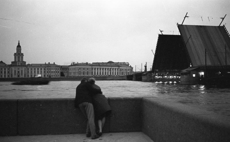 Влюбленные на набережной Невы, 1965 год, г. Ленинград. Выставки&nbsp;«Советская романтика»,&nbsp;«Влюбленные»,&nbsp;«Истории про наши любимые фотографии»&nbsp;и видео «Про любовь» с этой фотографией.
