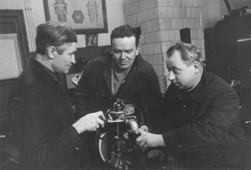Групповой портрет с Эрнстом Кренкелем (в центре), 22 марта 1937, г. Москва. Справа – Иван Папанин.