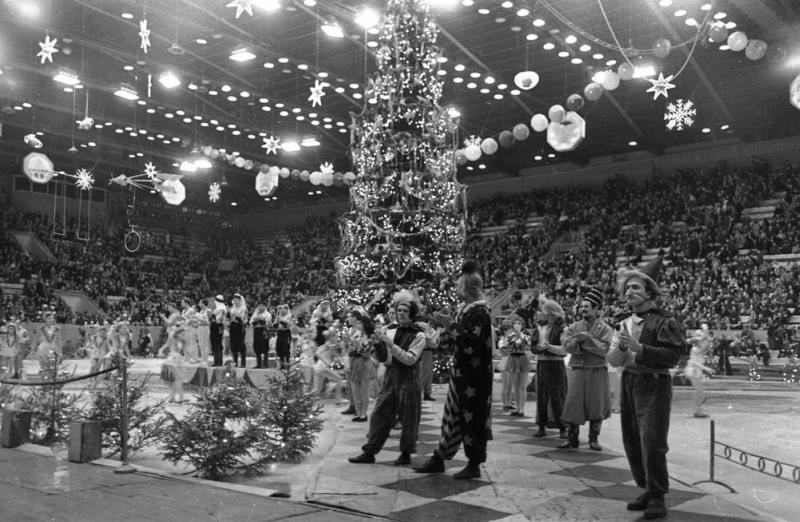 Новогоднее представление во Дворце спорта в Лужниках, 1 декабря 1958 - 31 января 1959, г. Москва. Выставка: «Пять минут истории: Советский Новогодний Союз» с этой фотографией.