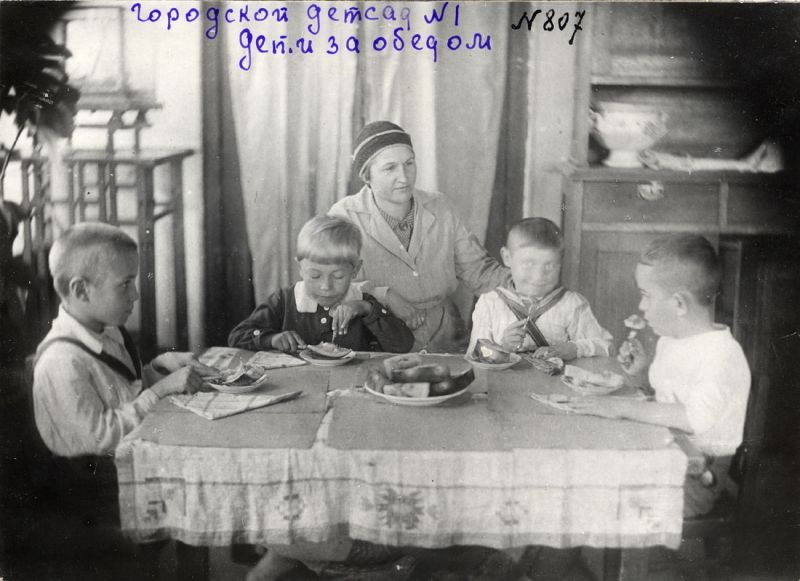 Дети за обедом. Детсад №1 города Мурома, 1936 год, Горьковский край, г. Муром. В 1929 году из Нижегородской губернии была образована Нижегородская область, которая почти сразу была переименована в Нижегородский край, который в 1932 году стал Горьковским. В 1936 году Горьковский край был преобразован в Горьковскую область. С 1990 года – Нижегородская область.Муром ныне входит в состав Владимирской области.&nbsp;