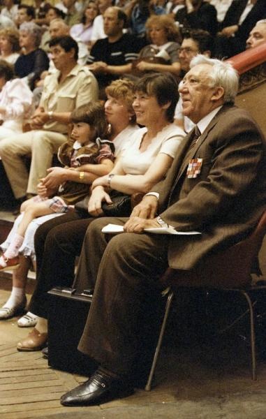Директор и главный режиссер Московского цирка на Цветном бульваре, народный артист СССР Юрий Никулин в зрительном зале на последнем представлении в старом здании цирка на Цветном бульваре, 13 августа 1985, г. Москва