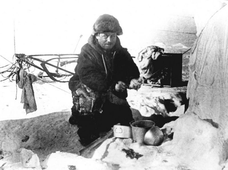 Иван Папанин моет посуду после обеда, 1937 год