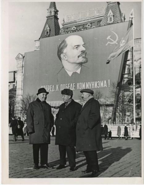 Расул Гамзатов (в центре) на Красной площади, 1970-е, г. Москва