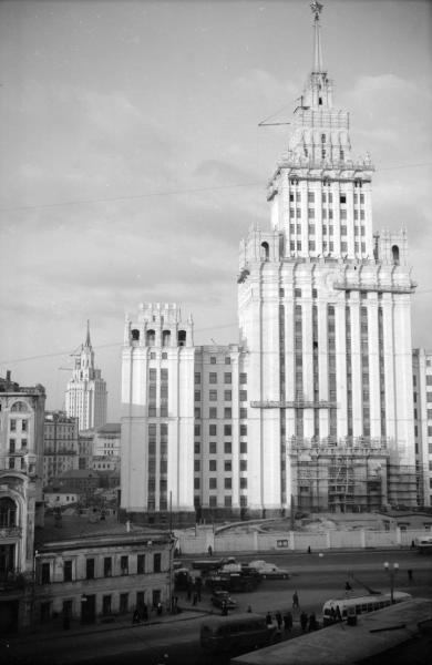 Строительство высотного здания на Лермонтовской площади, 1951 - 1952, г. Москва. Выставка «Московские высотки. Мечта наяву» с этой фотографией.&nbsp;