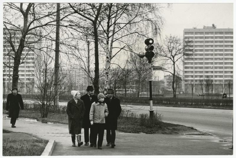 Семья Щербаковых у своего дома, 1973 год, г. Ленинград. Выставка «Будни советского светофора» с этой фотографией.
