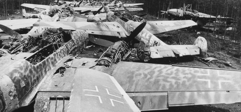 Самолеты на немецком аэродроме, захваченном советскими войсками во время Великой Отечественной войны, 26 апреля 1945, Германия