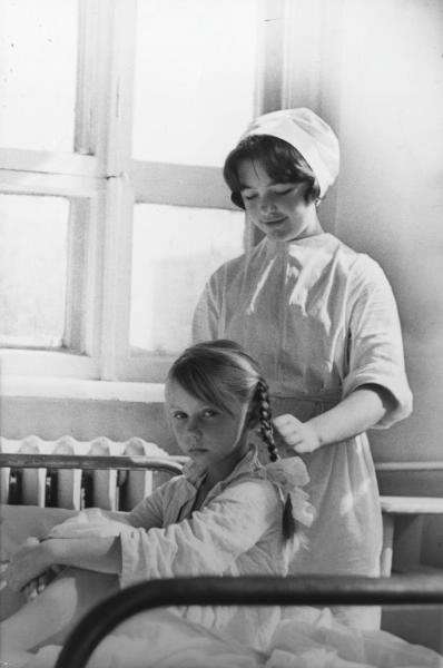 Утро в детской больнице, 1965 год. Выставка «Медсестры. Ради здоровья других» с этой фотографией.
