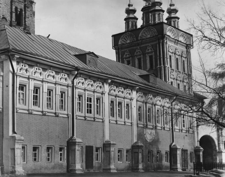 Новодевичий монастырь. Лопухинские палаты, 1970-е, г. Москва. В настоящее время в здании находится резиденция митрополита Крутицкого и Коломенского Ювеналия.