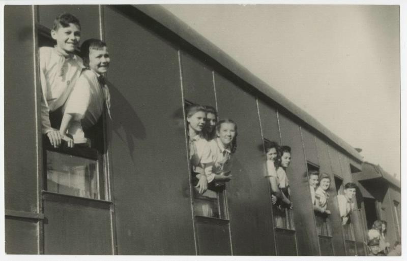 Пионеры, выглядывающие из окна поезда, 1937 - 1939, Узбекская ССР. Выставка «15 лучших фотографий Макса Пенсона» с этим снимком.&nbsp;