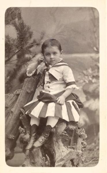 Портрет девочки в платье-матроске, 1890-е