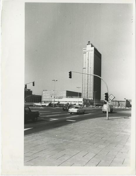 Вид на высотное здание, 1970-е