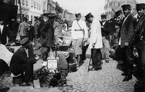 На Сухаревском рынке. Полицейские в одном из торговых рядов, 1 января 1900 - 31 января 1909, г. Москва