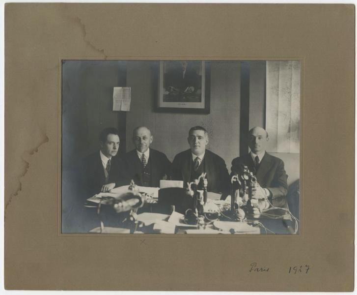Групповой портрет, 1927 год, г. Париж. Второй слева - С. Н. Злочевский, сотрудник «Экспортхлеба».