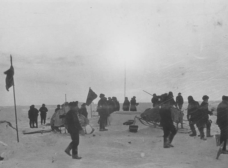 Северный полюс. Участники экспедиции, 6 июня 1937 - 19 февраля 1938, Северный полюс. Высадка экспедиции на лед была выполнена 21 мая 1937 года. Официальное открытие дрейфующей станции «Северный полюс-1» состоялось 6 июня 1937 года. Через 9 месяцев дрейфа (274 дня) на юг станция была вынесена в Гренландское море, льдина проплыла более 2000 км. Ледокольные пароходы «Таймыр» и «Мурман» сняли полярников 19 февраля 1938 года.