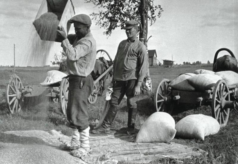 «Бедный и зажиточный», 1928 год, Вятская губ.. Выставка «Теперь мы заживем!» с этой фотографией.&nbsp;