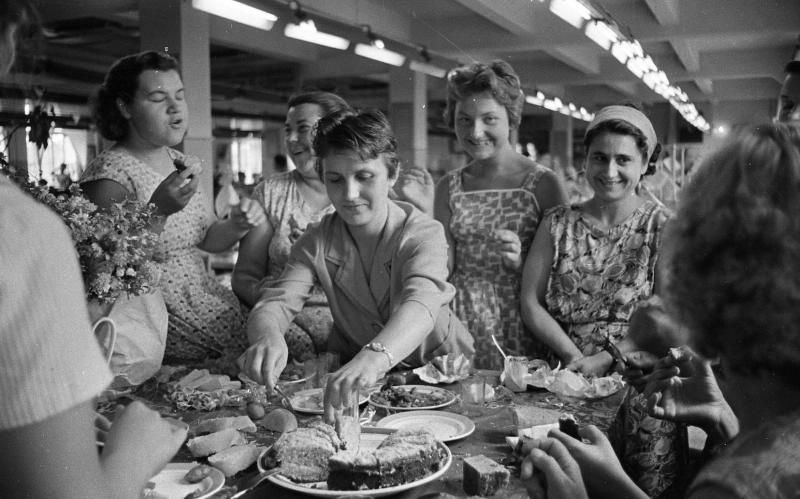 Справляют день рождения в цехе, 1964 год, Молдавская ССР, г. Тирасполь. Швейная фабрика «40 лет ВЛКСМ».Выставка «Застолье по-советски» с этой фотографией.