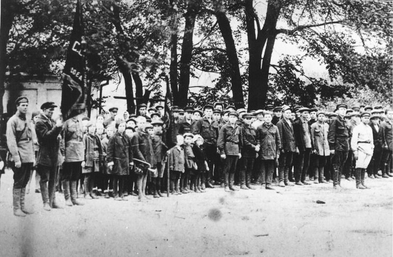 Группа детей, стоящих у воды на противоположном берегу реки Сатис, 1930-е, Нижегородская область