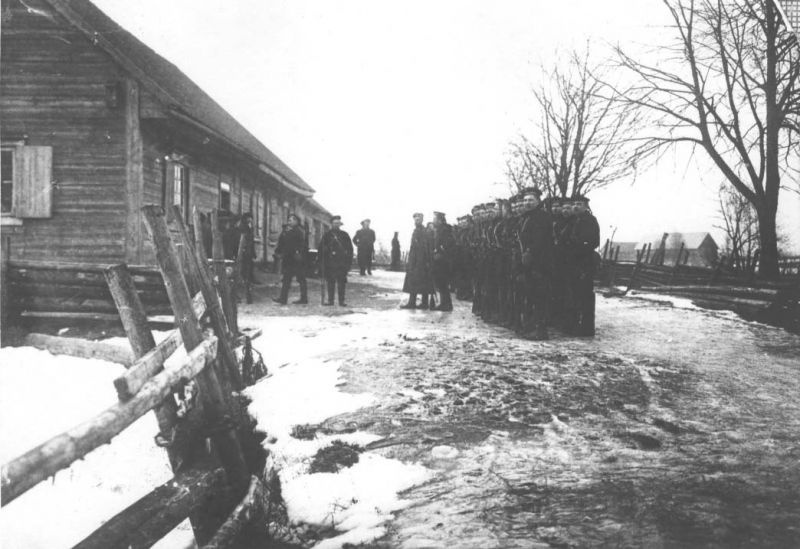 Матросы 2-й и 3-й рот 5-го сводного отряда производят обыск дома Путин-Крэстина, 1917 год. В усадьбе были обнаружены телефонная станция и оружие.