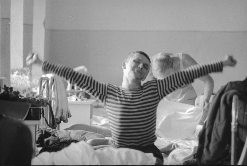 Студенты стройотряда МГУ в общежитии, 1967 год, Архангельская обл., Соловецкий о.. Из серии «Студенческий отряд МГУ на Соловках».Видео «Студенческие стройотряды СССР»,&nbsp;«Учись, студент!»&nbsp;и «Тема тельняшки» с этой фотографией. 