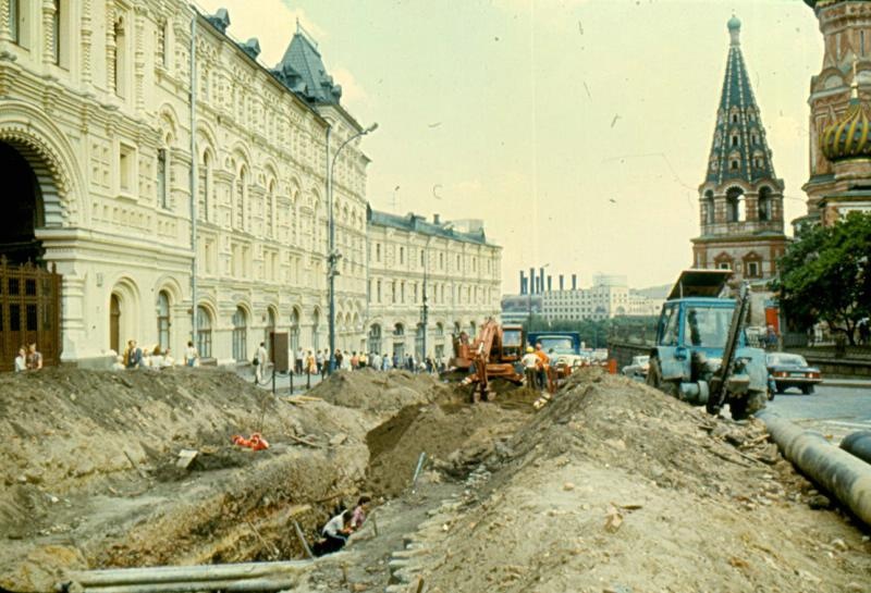 Вид на раскоп, расположенный вдоль фасада ГУМа, 1989 год, г. Москва